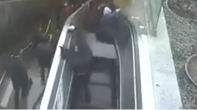 Šok u podzemnoj: Pokretne stepenice 'progutale' mladića