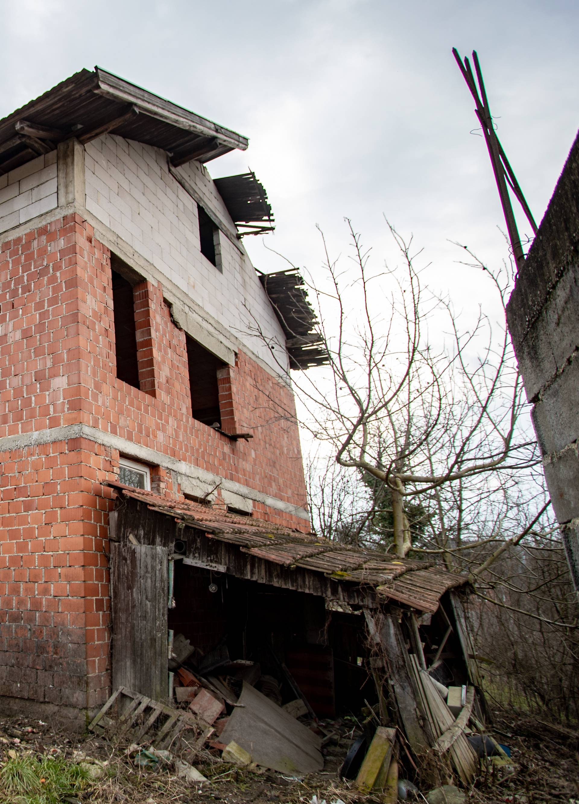 I tata i sin ostali bez obje noge: 'Trebaju nam novi krov i kolica'