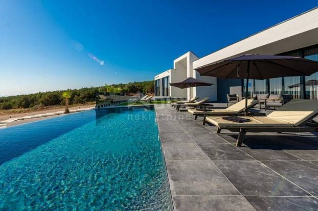 Pogodite koliko košta: Dvojna vila u blizini Novalje ima bazene, roštilj i teniski teren...