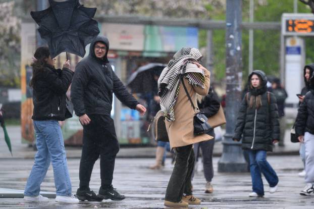 Zagreb: Nevrijeme s jakim vjetrom i kišom zahvatilo zagrebačke ulice
