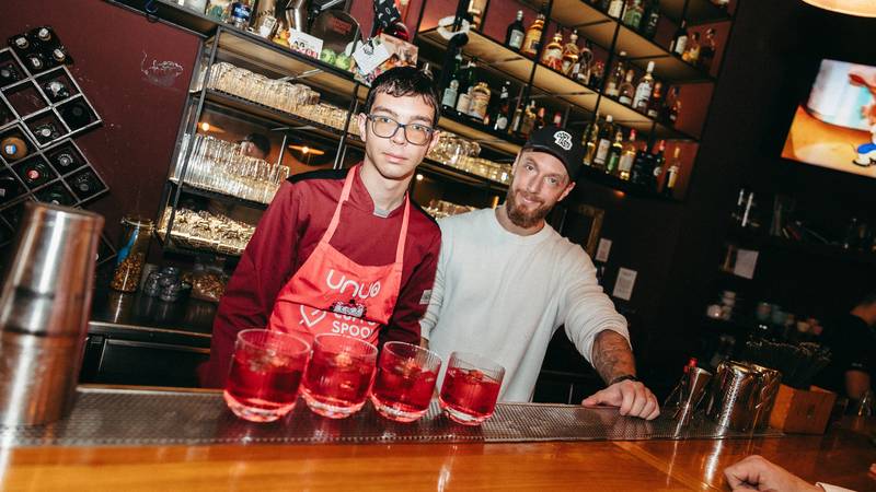 Mladi kuhar Norman majstorski napravio koktel za Valentinovo