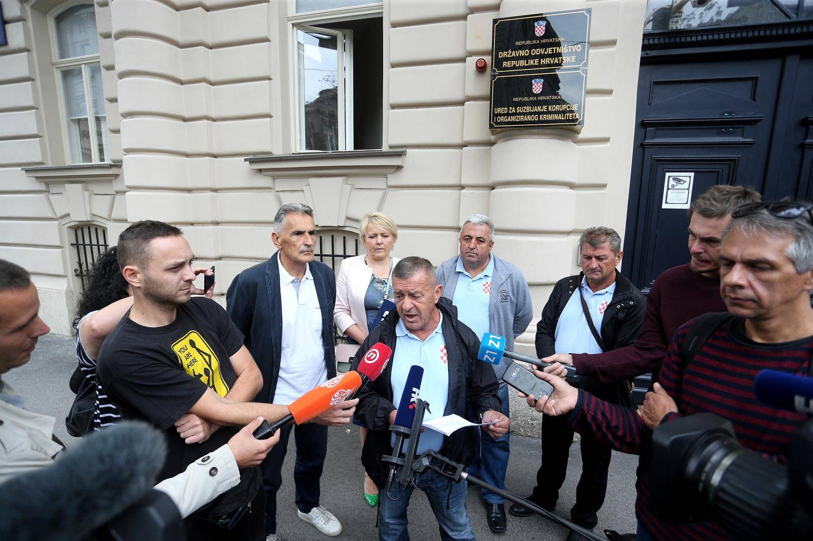 Zagreb: Inicijativa branitelja grada Petrinje predaje kaznenu prijavu protiv Milorada Pupovca