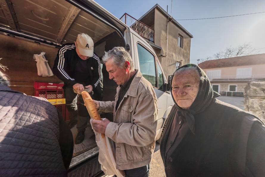 Katuni Kreševo: Reportaža o dostavi kruha u malenim zaselcima Dalmatinske zagore