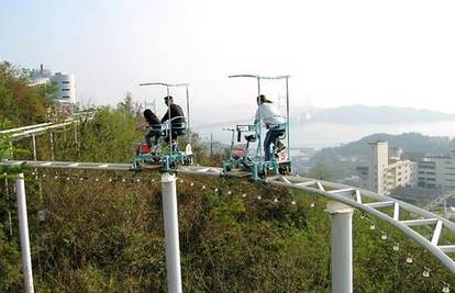 U Japanu ljudi pedaliraju na visokom rollercoasteru