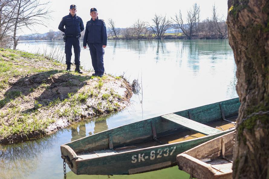 24sata Hrvatska Kostajnica: Policajci koji su prvi pronašli migrante koji su spašeni iz rijeke Une