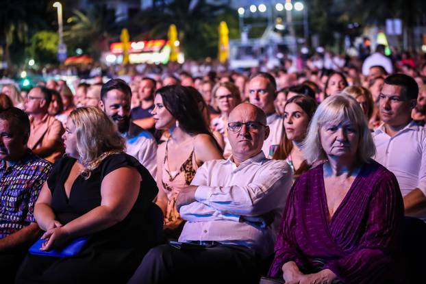 Vela Luka: Tisuće okupljenih na koncertu "Trag u beskraju" u čast Oliveru Dragojeviću