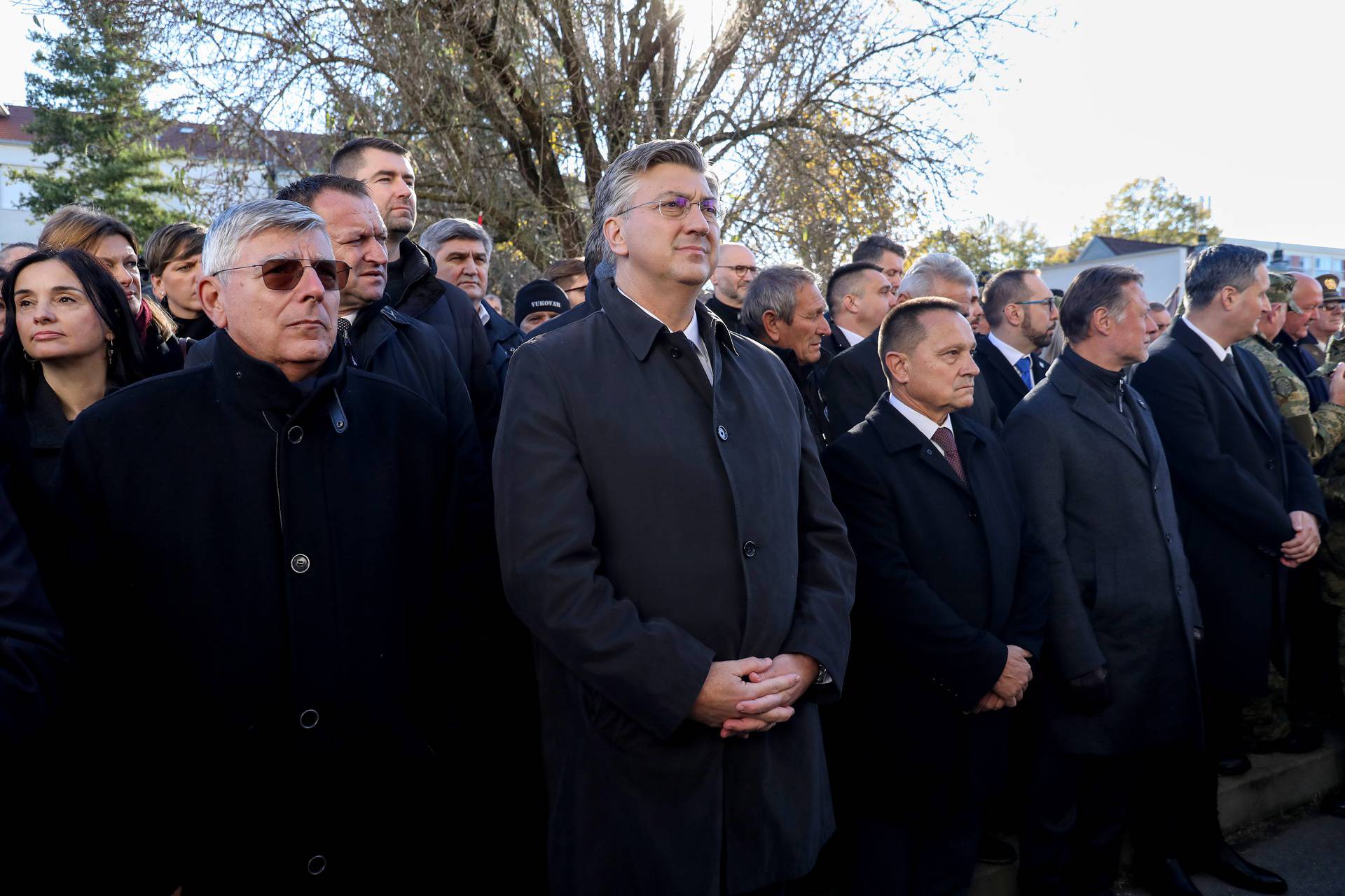 Vukovar: Okupljanje ispred Memorijalne bolnice uoči početaka obilježavanja Dana sjećanja na žrtvu Vukovara i Škabrnje