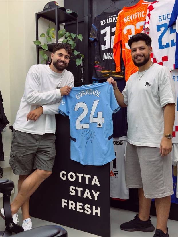 FOTO Tko je brijač 'vatrenih'? Uspio je nagovoriti Modrića na promjenu: 'Perišić? Boljelo me'