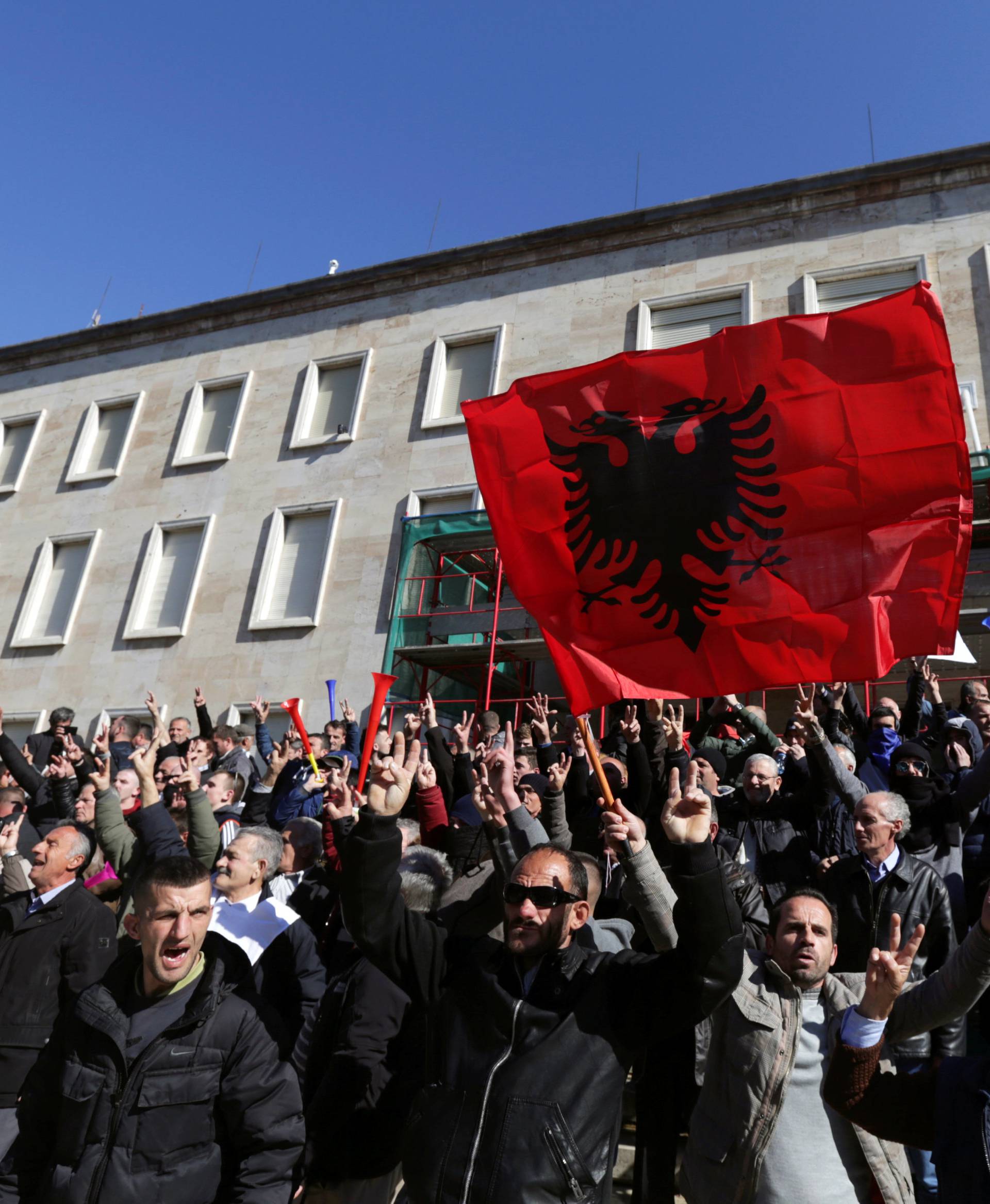 Albanian protesters try to break into government building