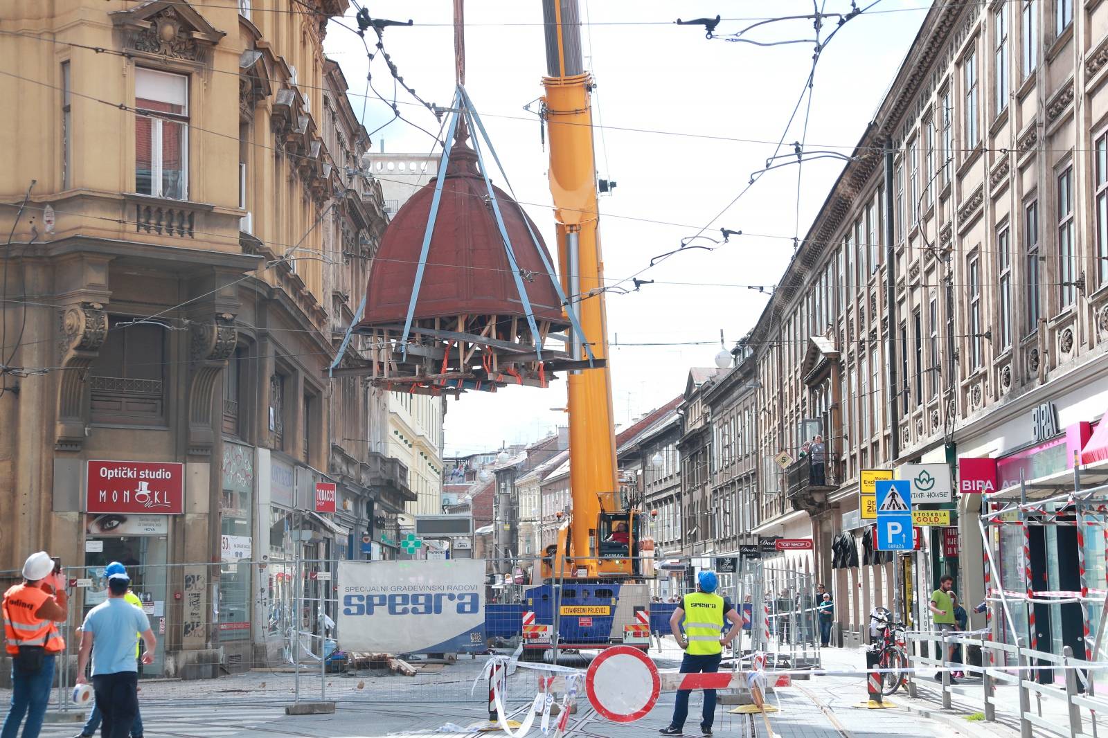 Zagreb: Skinuta kupola na križanju Frankopanske i Ilice zbog oštećenja u potresu