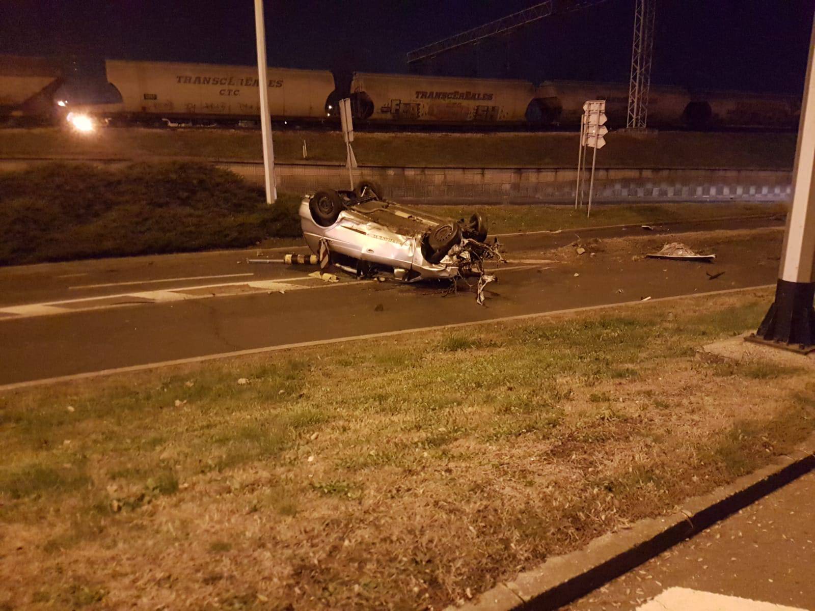 Nesreća u Zagrebu: Sudarili se auti, jedan završio na krovu