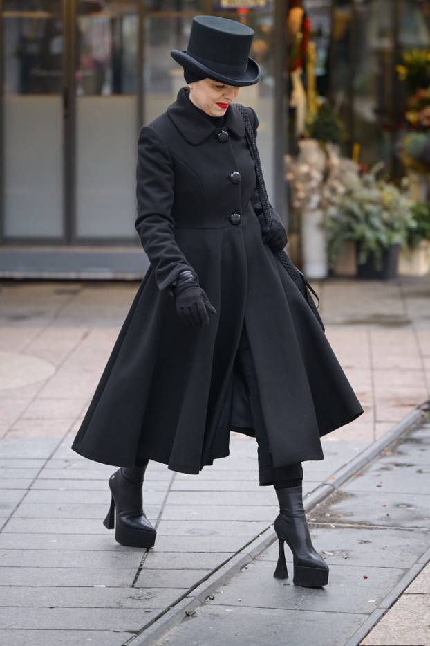 Zagreb: Mirela Holy u zanimljivoj modnoj kombinaciji prošetala je subotnjom špicom