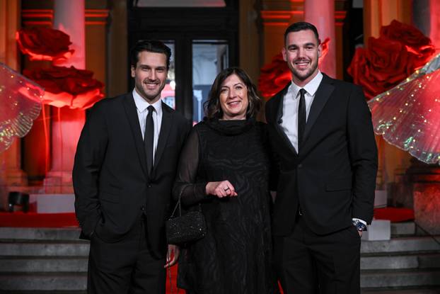 Zagreb: Dolazak uzvanika na dodjelu medijske nagrade "Večernjakova ruža" u Hrvatskom narodnom kazalištu