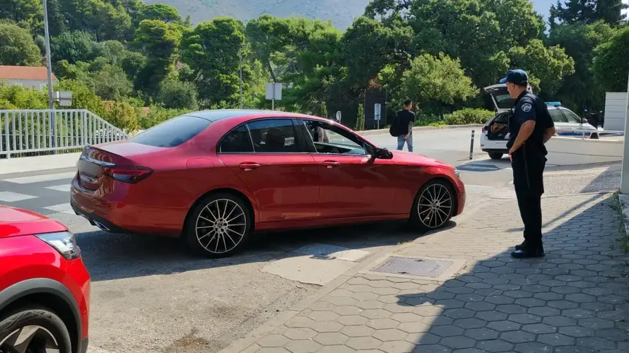 Šestorica uhićena zbog napada na Srbe u Dubrovniku: Tukli ih palicama, razbili im i auto