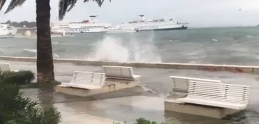 Hvar odsječen od kopna, valovi potapaju rive po cijeloj obali!