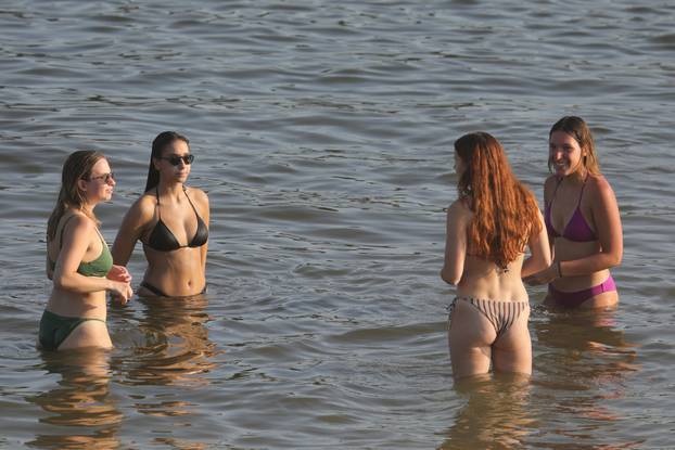 Osječani pronašli rashlađenje u Dravi