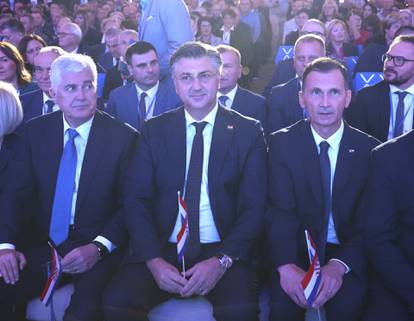 FOTO Ovdje je Plenković postao Milanović, pogledajte tko je sve stigao na veliki sabor HDZ-a