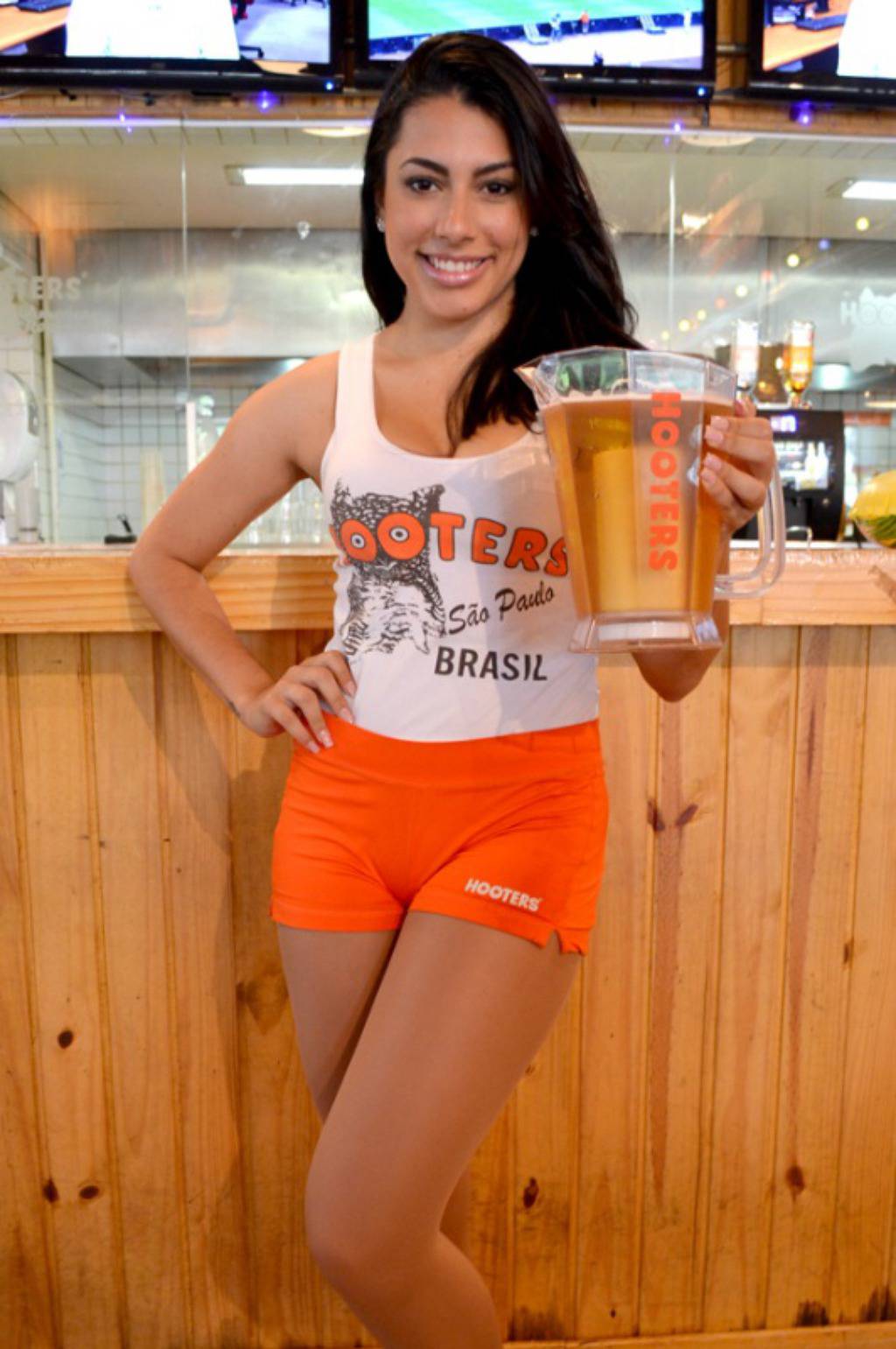 http://www.facebook.com/hootersbrasil