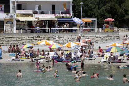 Pune gradske plaže u Neumu