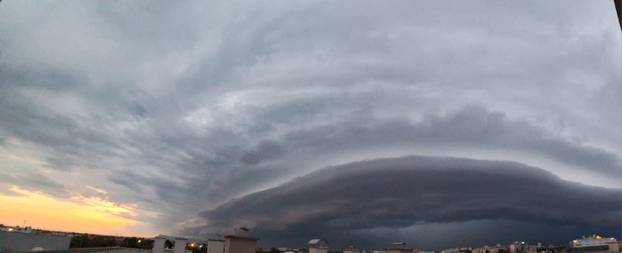 FOTO Crni oblaci zamračili nebo nad Zagrebom: 'Snažan vjetar mi je sve razbacao na balkonu'