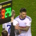 VIDEO Livaja udarao po klupi, jedini nije pozdravio navija&ccaron;e! Pogledajte reakciju na zamjenu