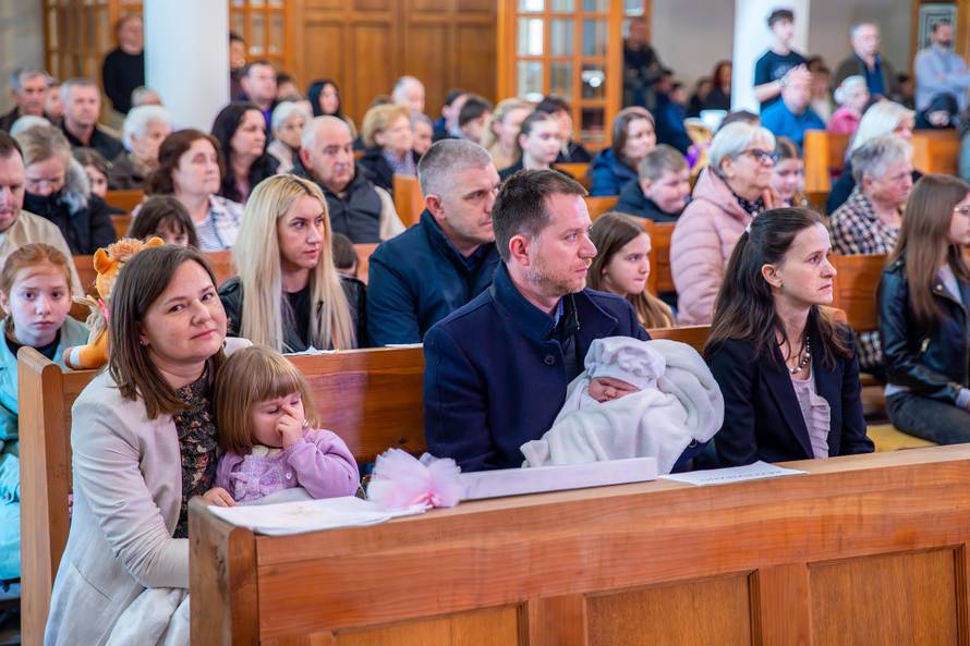 Biskup Košić krstio malu Mariju, šesto dijete u obitelji Šestak