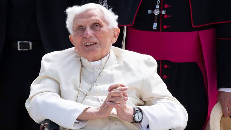 Njemački list tvrdi: Bivši papa Benedikt XVI  je 'vrlo slab'...