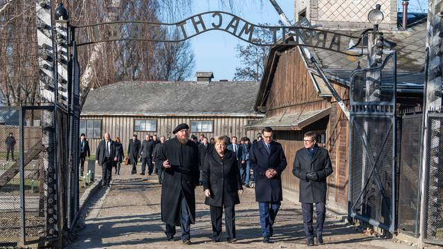 Angela Merkel prvi put u svom mandatu posjetila Auschwitz