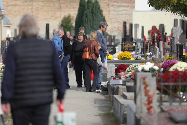 Osijek: Građani obilaze grobove najmilijih na Aninom groblju na dan Svih svetih