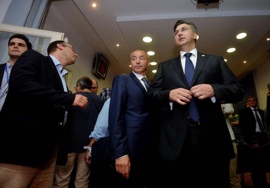 Plenković je pročitao referat i obavio formalnost. Kao na silu