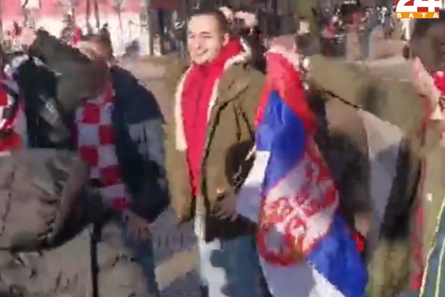 Hrvatski i srpski navijači zajedno pjevaju