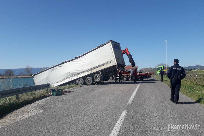 Olujna bura odgurala prikolicu šlepera u korito Neretve