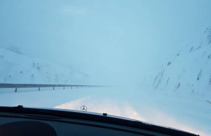 Snijeg zatrpao autocestu A1: 'Jedva se vozi, neki auti stoje'