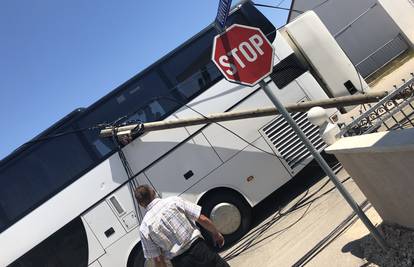 Autobus na Viru zapeo za žice pa iščupao telefonske stupove
