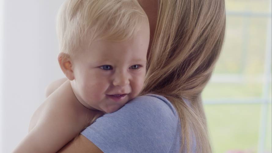 Zašto nastaju i kako pomoći bebi koju muče grčevi?