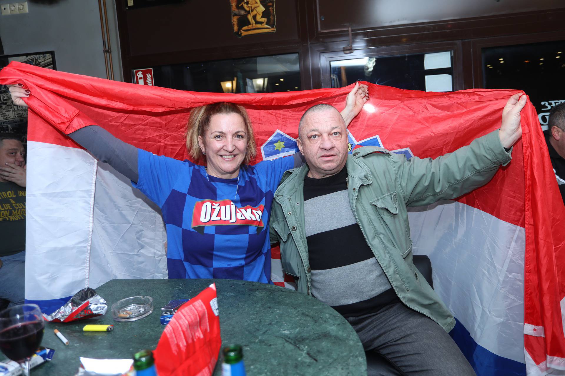 Karlovac: Navijači utakmicu između Hrvatske i Argentine prate u kafićima