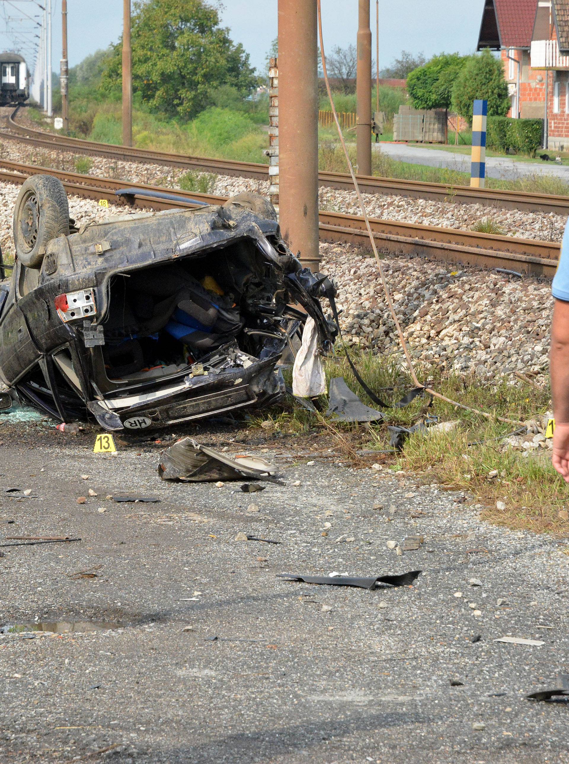 Donji Andrijevci: Jedna osoba smrtno stradala u naletu vlaka na automobil