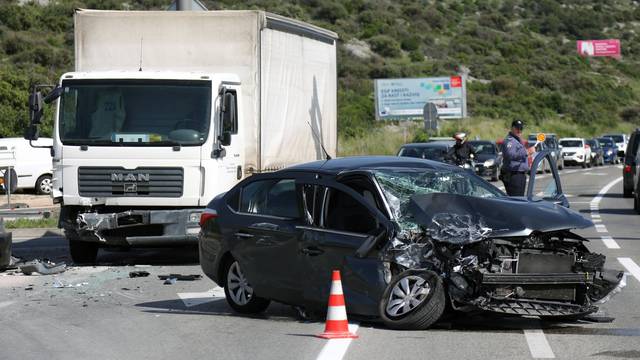 Šibenik: U sudaru automobila i teretnog vozila ozlijeđena žena