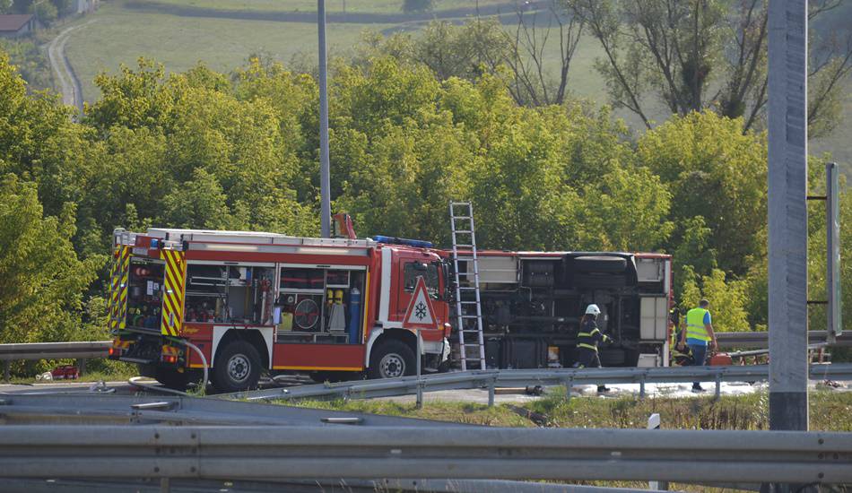 Vatrogasnim vozilom sletjeli su s ceste u Krapini i prevrnuli se na bok: Dvoje lakše ozlijeđenih