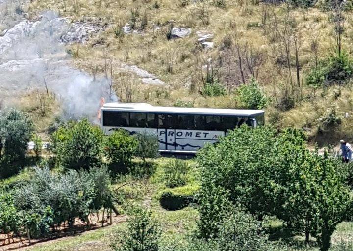 Bus u vožnji planuo i izgorio: Spašavali se putnici i vozač
