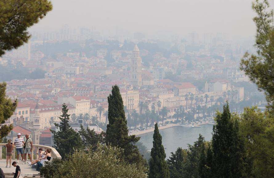 Split  prekriven dimom zbog požara kod Tomislavgrada