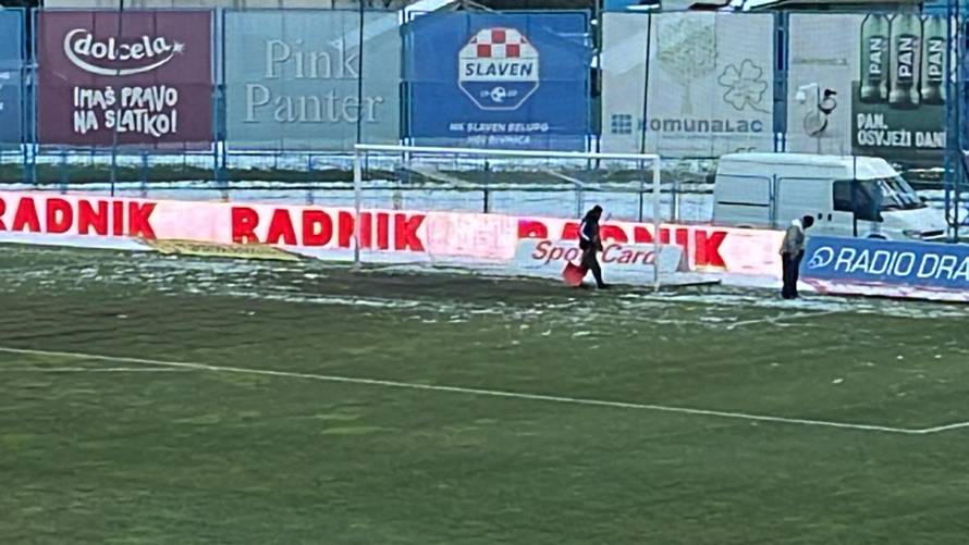 VIDEO Na ovakvom travnjaku u Koprivnici igrali su Dinamo i Slaven! Dio terena je zamrznut