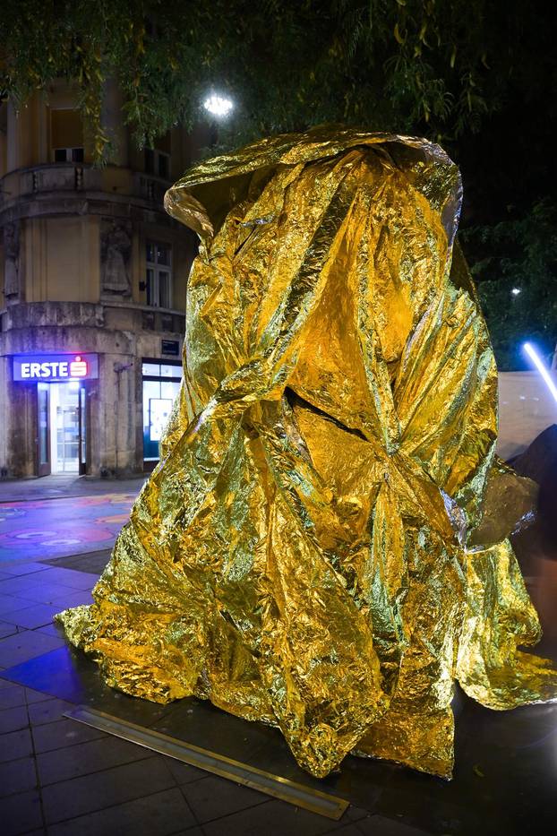 Zagreb: Spomenik Nikoli Tesli osvanuo potpuno prekriven zlatnom folijom