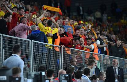 Skandal u Varaždinu: Navijači S. Makedonije bacali predmete na teren i umalo prekinuli susret!