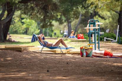 Poreč su već zaokupirali brojni turisti: Uživaju u odmoru i šetnji