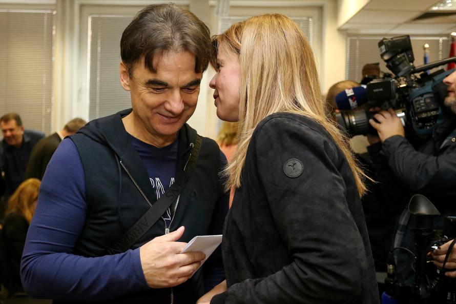 "Dok ljudi napuštaju zemlju, ortačka skupina izvlači novac"