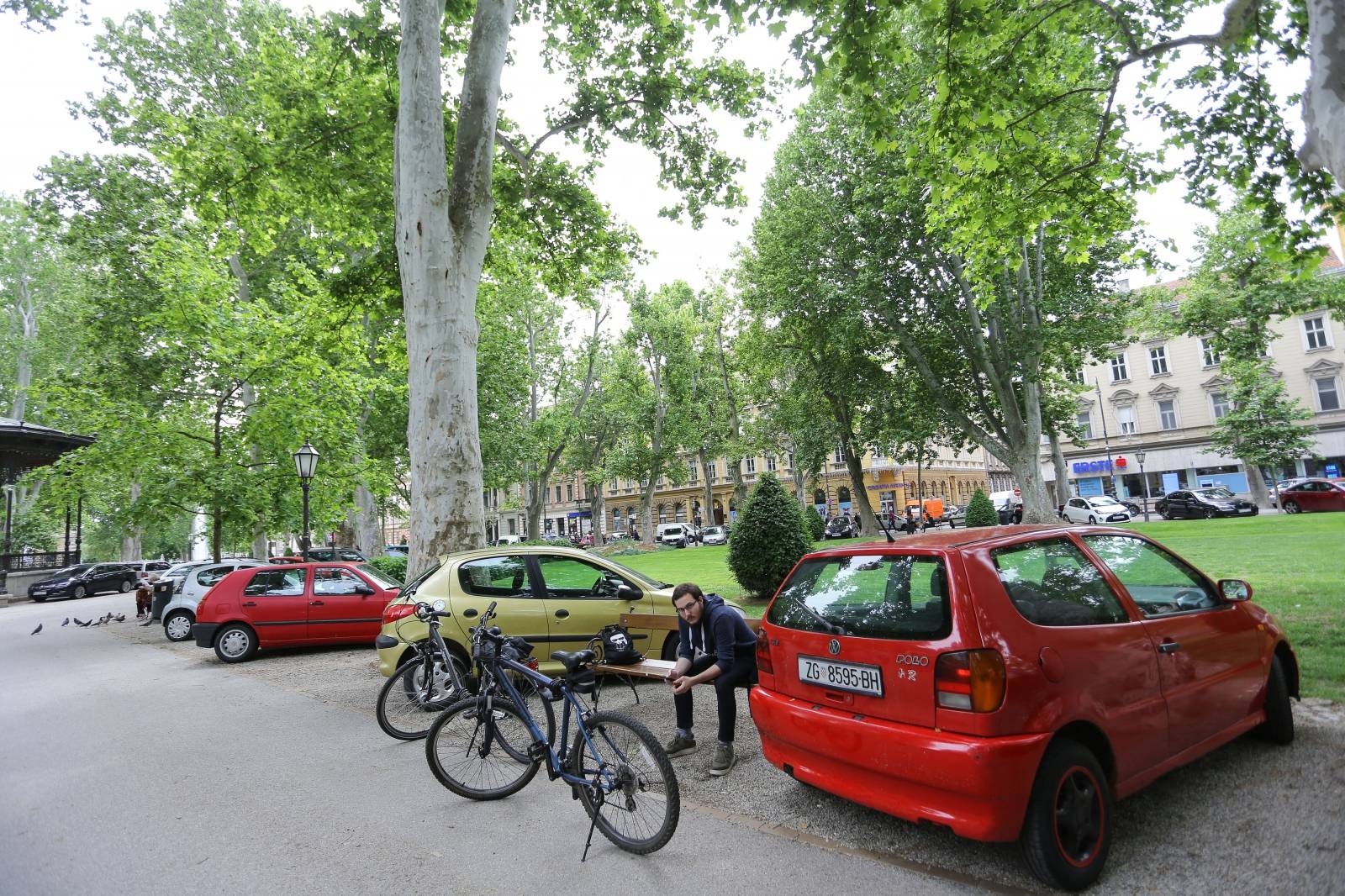 Zagreb: Od ponedjeljka 18.5. ponovo na snazi zabrana parkiranja u parkovima i na javnim površinama