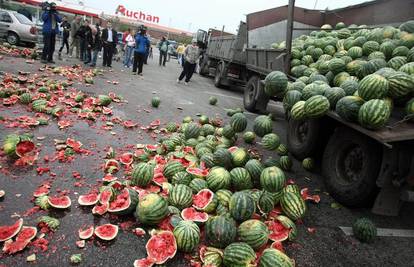 Budimpešta: Ljutiti farmeri pobacali 150 tona lubenica