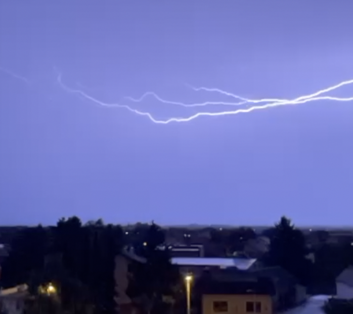 VIDEO Nevrijeme zahvatilo više županija: Rušilo, električne stupove i krovove, stabla...