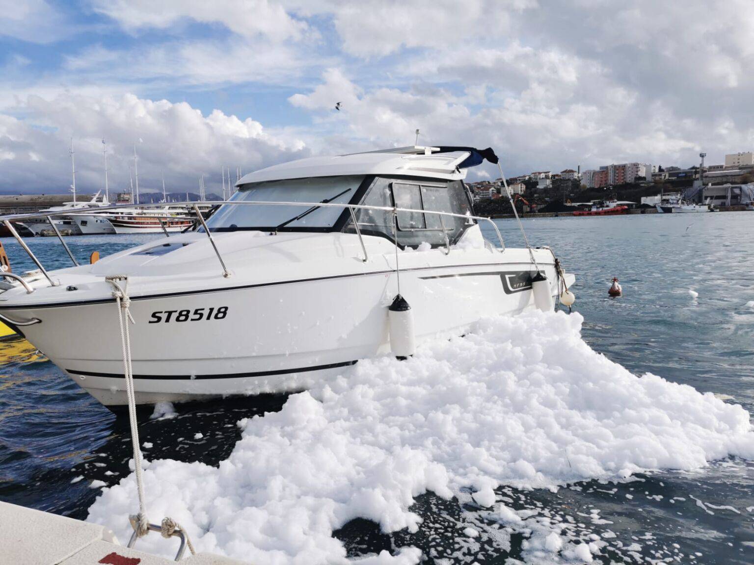 More se u Vranjicu uopće ne vidi od pjene: 'Moramo čekati da sve iscuri, nije opasno za okoliš'